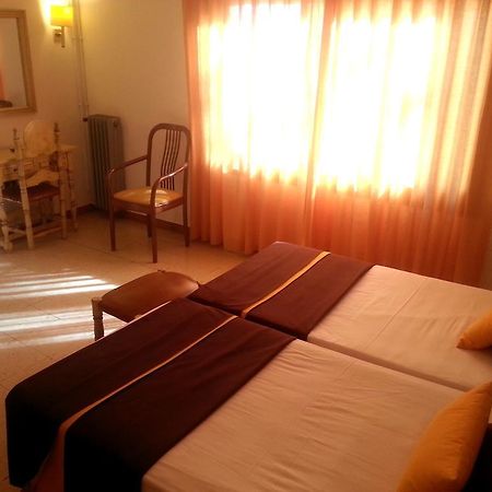 סאן פליו דה גיסולס Hotel Hostal Del Sol מראה חיצוני תמונה