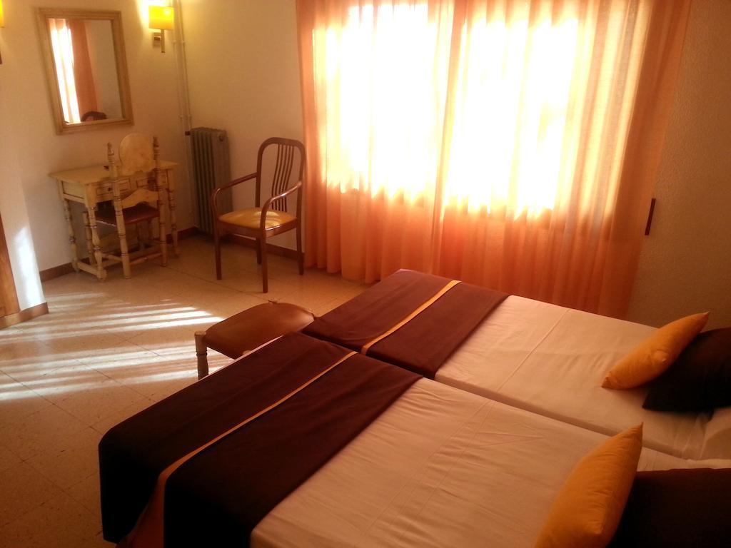 סאן פליו דה גיסולס Hotel Hostal Del Sol מראה חיצוני תמונה