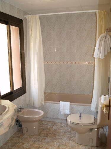 סאן פליו דה גיסולס Hotel Hostal Del Sol מראה חיצוני תמונה