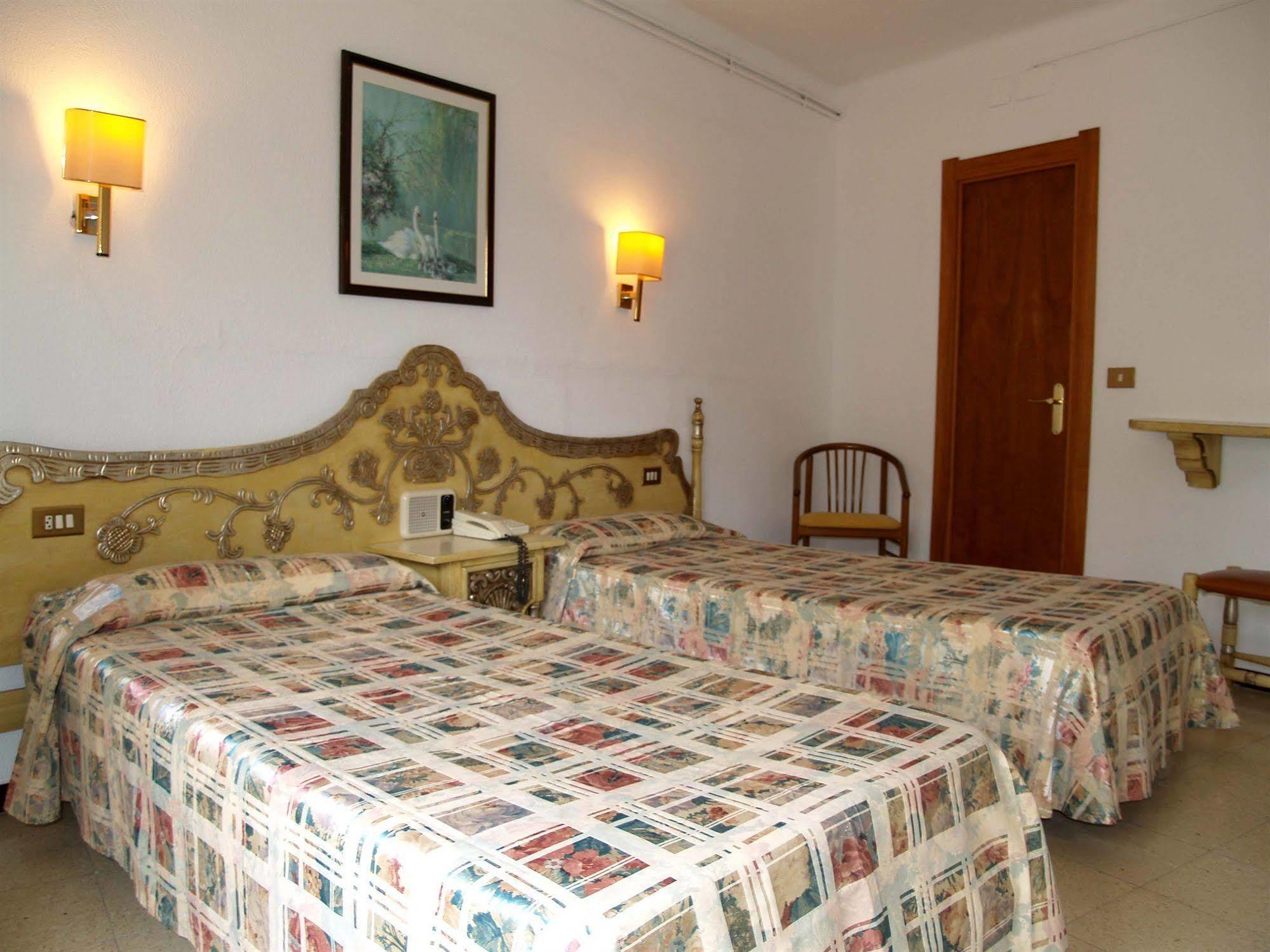 סאן פליו דה גיסולס Hotel Hostal Del Sol מראה חיצוני תמונה
