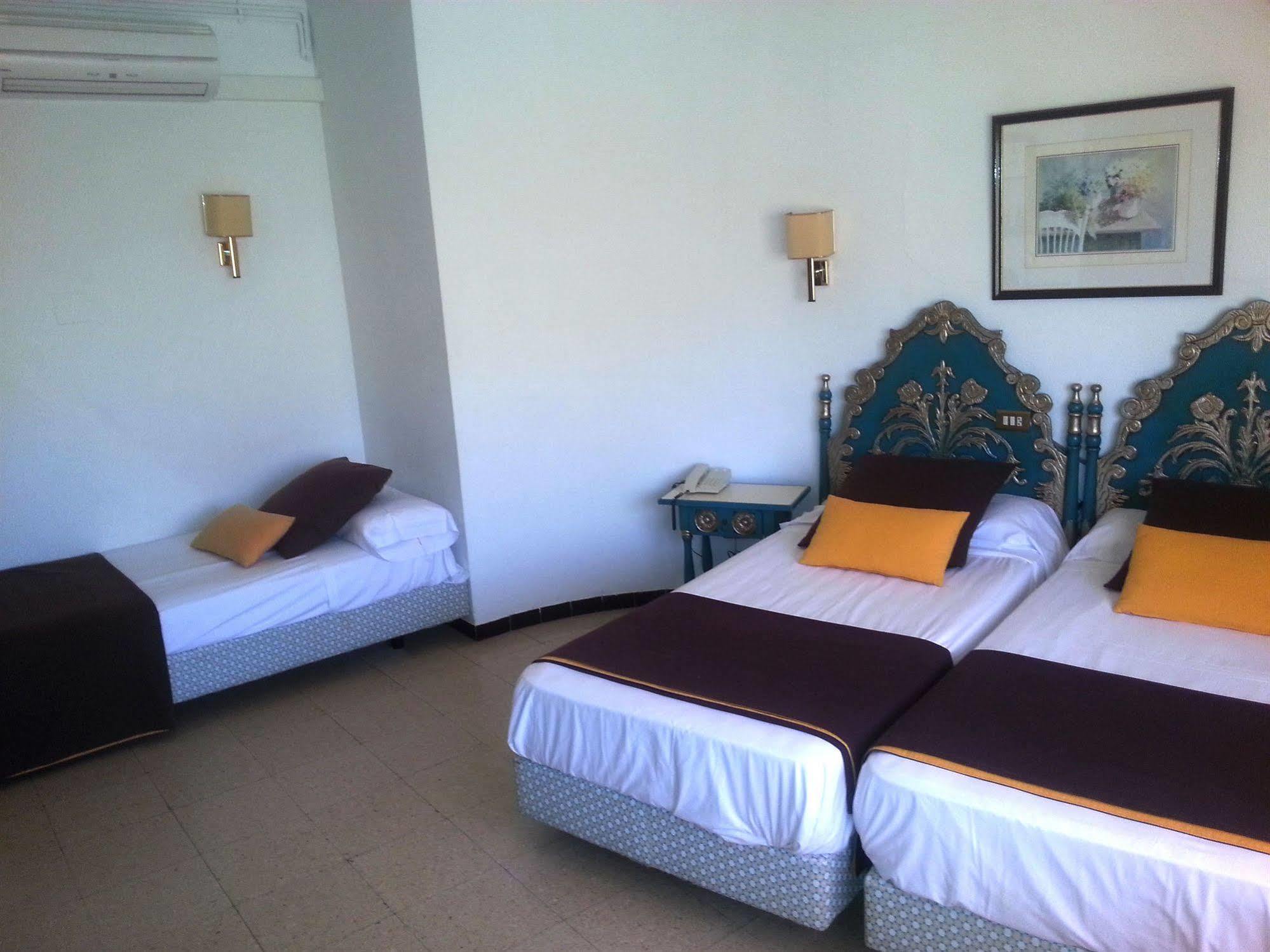 סאן פליו דה גיסולס Hotel Hostal Del Sol מראה חיצוני תמונה