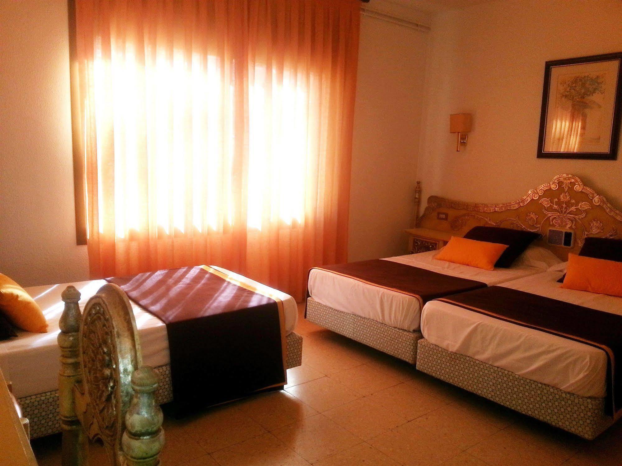 סאן פליו דה גיסולס Hotel Hostal Del Sol מראה חיצוני תמונה