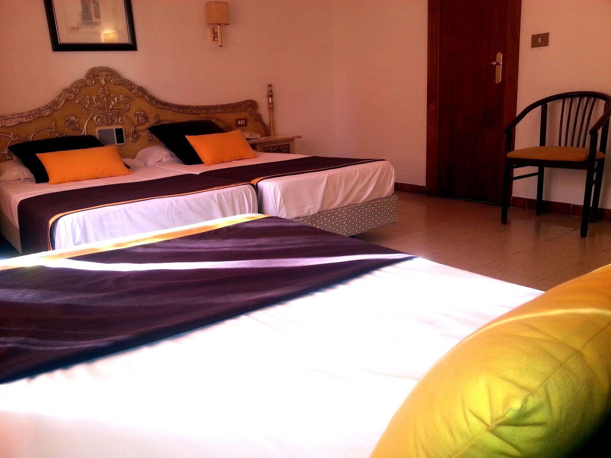 סאן פליו דה גיסולס Hotel Hostal Del Sol מראה חיצוני תמונה