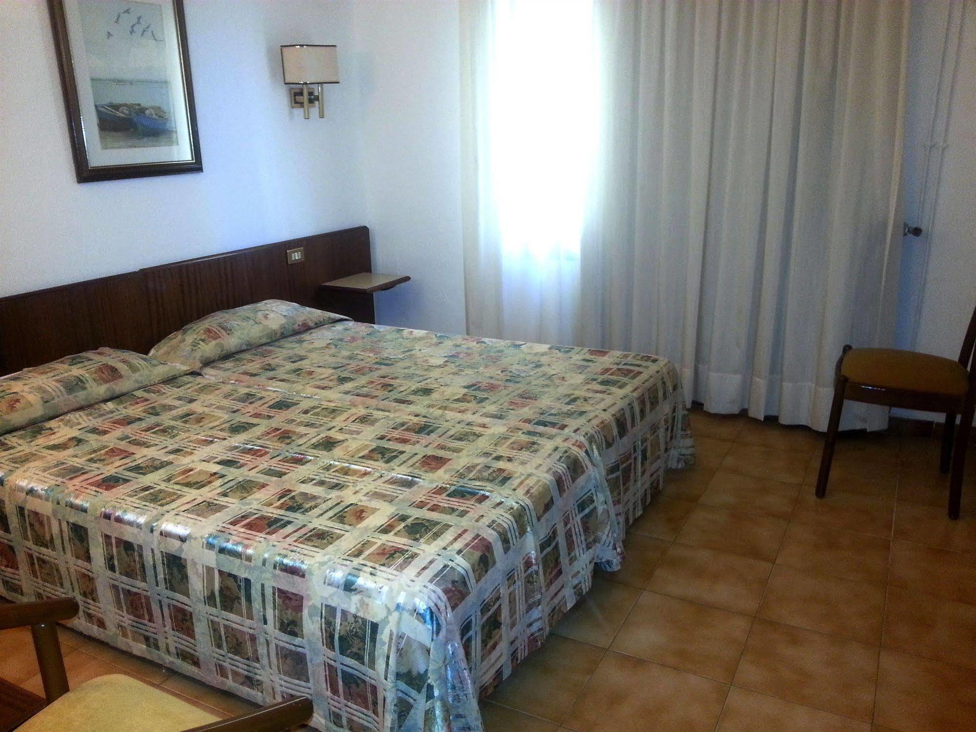 סאן פליו דה גיסולס Hotel Hostal Del Sol מראה חיצוני תמונה