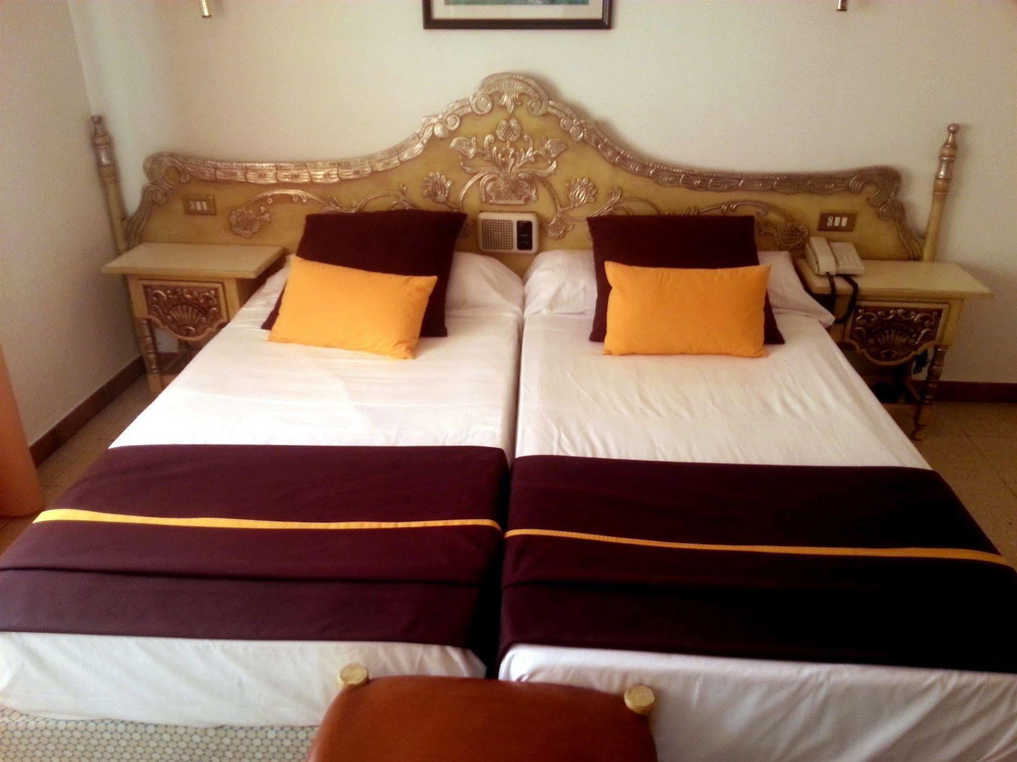 סאן פליו דה גיסולס Hotel Hostal Del Sol מראה חיצוני תמונה
