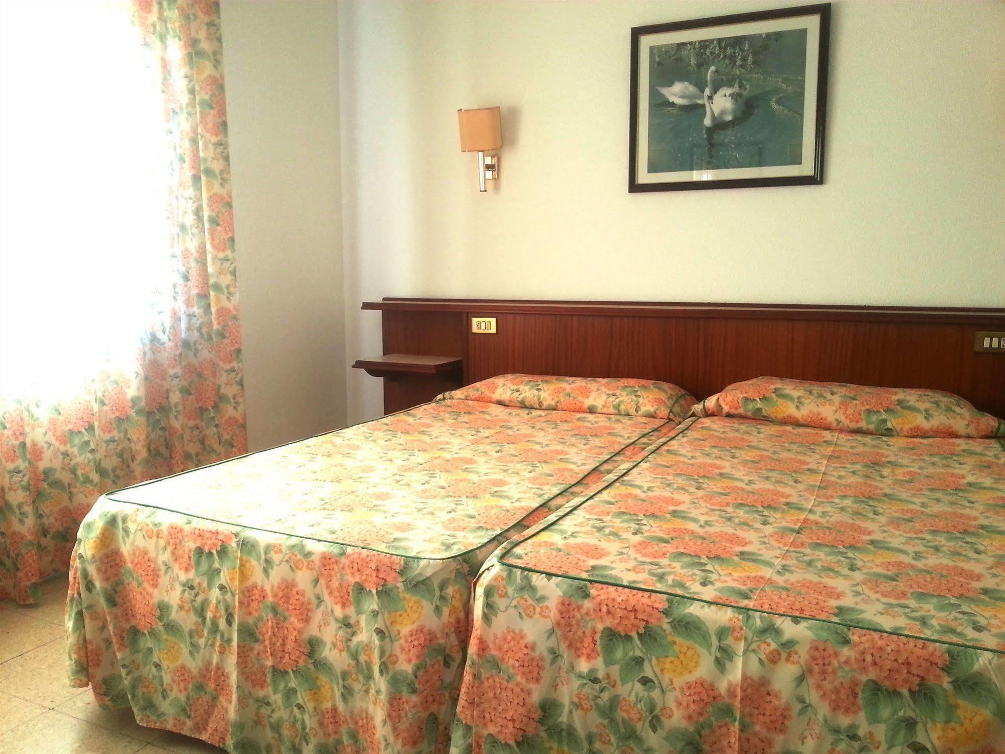 סאן פליו דה גיסולס Hotel Hostal Del Sol מראה חיצוני תמונה