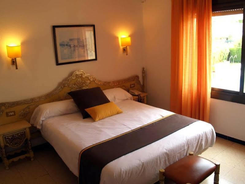 סאן פליו דה גיסולס Hotel Hostal Del Sol מראה חיצוני תמונה