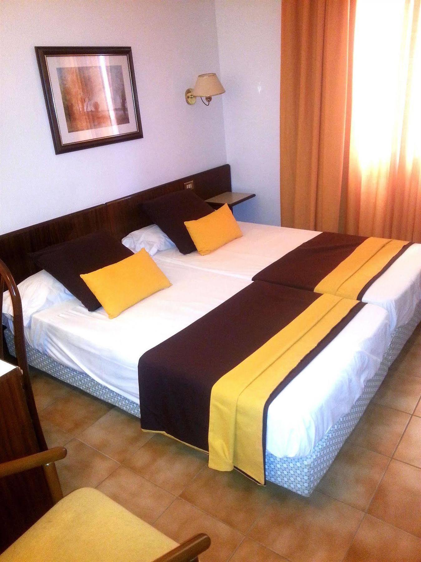 סאן פליו דה גיסולס Hotel Hostal Del Sol מראה חיצוני תמונה